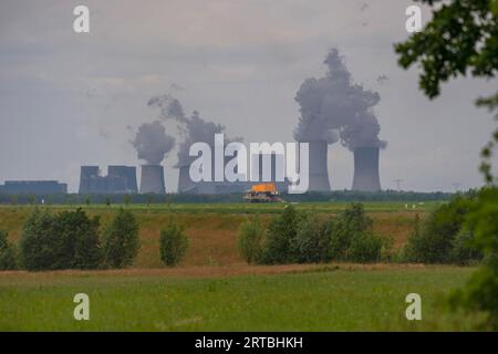 Central eléctrica de carbón de Boxberg y torre de observación en la mina a cielo abierto de Nochten, paisaje post-minero, Alemania, Sajonia, Lusacia Foto de stock