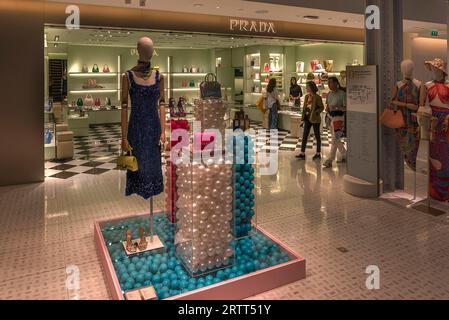 París, Francia, Compras de lujo, Prada tienda de ropa de lujo, frente de  tiendas, escaparate 'Avenue Montaigne' tienda de ropa de moda nombre, Rich  Products Fotografía de stock - Alamy