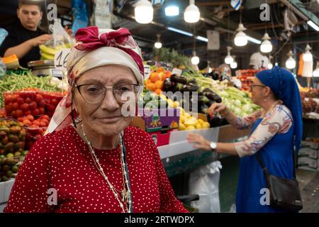 Los compradores en el mercado de Tikva o 'Shuk ha tikva' en hebreo situado en el barrio de Yad Eliyahu en Tel Aviv, Israel Foto de stock
