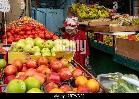Un comprador en el mercado de Tikva o 'Shuk ha tikva' en hebreo situado en el barrio de Yad Eliyahu en Tel Aviv, Israel Foto de stock