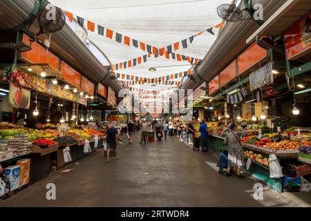 La gente camina por el mercado de Tikva o 'Shuk ha tikva' en hebreo situado en el barrio de Yad Eliyahu en Tel Aviv, Israel Foto de stock