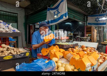 Un vendedor en el mercado de Tikva o 'Shuk ha tikva' en hebreo situado en el barrio de Yad Eliyahu en Tel Aviv, Israel Foto de stock