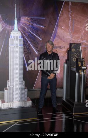 Nueva York, Estados Unidos. 15 de septiembre de 2023. El músico estadounidense Jon Bon Jovi ilumina el Empire State Building para anunciar una nueva vacuna en asociación con iHeartRadio en la ciudad de Nueva York. (Foto por Ron Adar/SOPA Images/Sipa USA) Crédito: SIPA USA/Alamy Live News Foto de stock