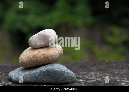 Hombre de piedra en la naturaleza, tomada con profundidad de campo Foto de stock