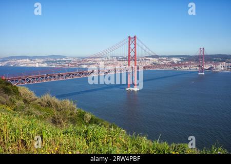 Puente colgante sobre el río Tajo, que conecta Almada y Lisboa en Portugal Foto de stock