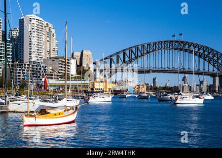 Las vistas de toda la bahía desde la lavanda Quiberie Parque hacia Sydney Harbour Bridge en Sydney, Australia Foto de stock