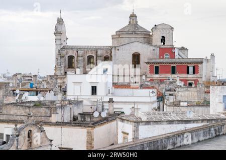 Por encima de los tejados, vista de la catedral, colegiata de San Martino, Barroco, Martina Franca, Valle d'Itria, Valle de Trullo, Puglia, Italia Foto de stock