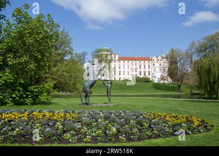 Celle, Alemania, 19 de abril de 2014: Estatua frente al castillo de Celle que ilustra a un hombre entrenando a un caballo Foto de stock