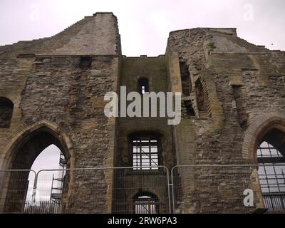 Newark-on-Trent, Nottinghamshire, Reino Unido - 2022 de diciembre: Las paredes internas del Castillo de Newark, en la foto durante los trabajos de reparación. Foto de stock