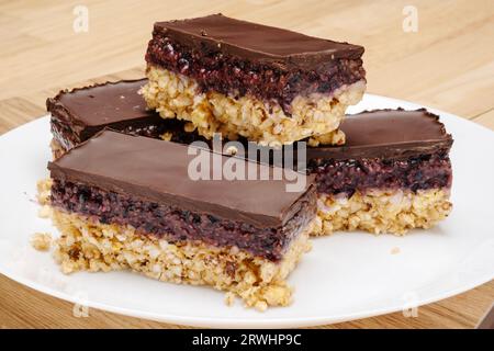 Postre vegano de bayas de chocolate en un plato blanco Foto de stock