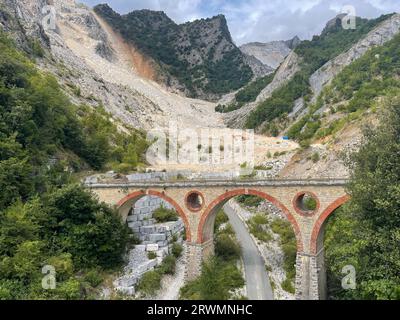 puente en las montañas de mármol de carrara en italia Foto de stock