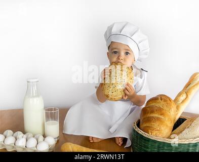 Bebé en el traje de cocinero Foto de stock 501192943