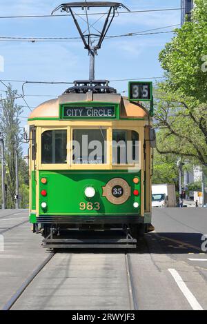 959 Tranvía eléctrica verde y crema de la ruta turística Círculo de la Ciudad en la Estación del Museo-Parada 11. Melbourne-Australia. Foto de stock