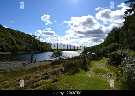 El lago Llyn Cynwch cerca del comienzo de la caminata del precipicio – Dolgellau, Gwynedd, Gales, Reino Unido Foto de stock
