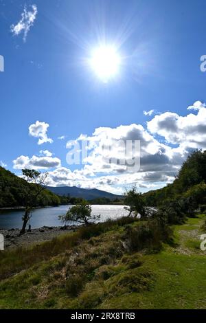 El lago Llyn Cynwch cerca del comienzo de la caminata del precipicio – Dolgellau, Gwynedd, Gales, Reino Unido Foto de stock