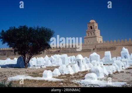 Mezquita Sidi Oqba con cementerio musulmán, /, Kairouan, Túnez, Mezquita Sidi Oqba y cementerio musulmán, Túnez Foto de stock