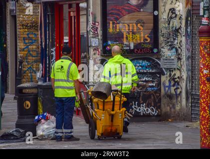 Londres, Reino Unido. 27 de septiembre de 2023. Los trabajadores limpian la basura en Brick Lane mientras los recolectores de residuos en el distrito londinense de Tower Hamlets terminan su huelga. Crédito: Vuk Valcic/Alamy Live News Foto de stock