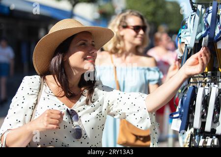 mujeres jóvenes hermosas en el mercado semanal de tela Foto de stock
