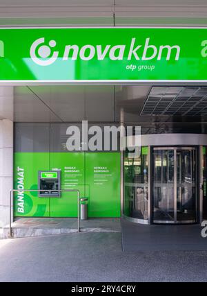 Maribor, Eslovenia - 16 de julio de 2023: OTP Group es el propietario del banco Nova KBM en Eslovenia Foto de stock
