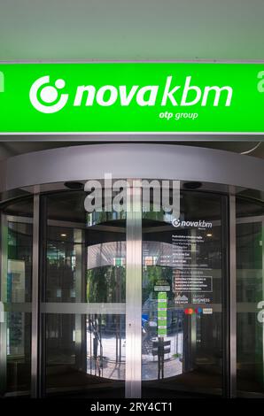 Maribor, Eslovenia - 16 de julio de 2023: OTP Group es el propietario del banco Nova KBM en Eslovenia Foto de stock