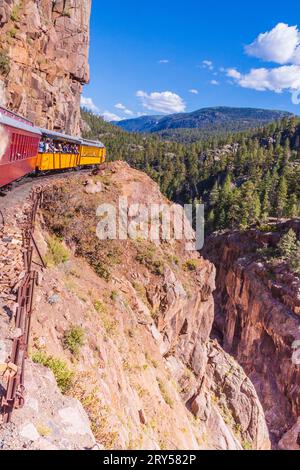 Durango y Silverton tren ferroviario de vía estrecha que va a la curva de herradura que va al norte de Durango a Silverton, Colorado. Foto de stock