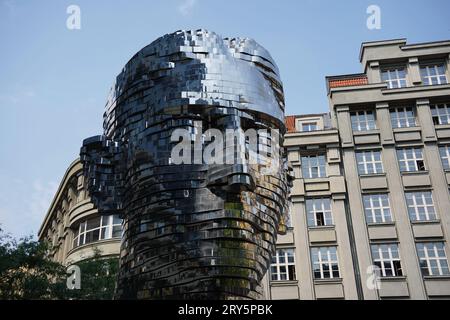La estatua en movimiento de Franz Kafka del artista checo David Cerny Foto de stock