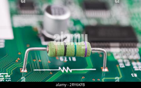 Resistencias en placa de circuito fotografías e imágenes de alta resolución  - Alamy