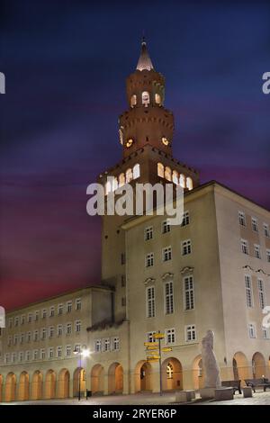 Torre del Ayuntamiento en Opole Polonia por la noche Foto de stock