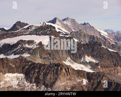 VISTA AÉREA. Vista sur del macizo de Mischabel con el Dom, que culmina a 4534 metros, Valais, Suiza. Foto de stock