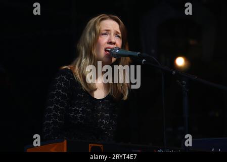 Die Sängerin und Songwriterin Norma auf der NDR Alsterbühne en Hamburgo