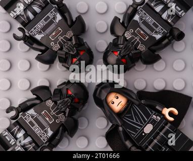 Tambov, Federación Rusa - 01 de octubre de 2023 Cuatro minifiguras de personajes de Lego Star Wars - Luke Skywalker y 3 soldados oscuros, en una placa base gris Foto de stock
