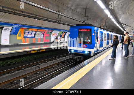 El tren del Metro de Madrid llega a la estación de Estación del Arte – Madrid, España – 24 de mayo de 2023 Foto de stock