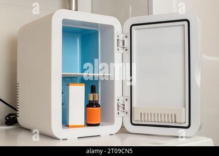 Mini nevera para productos cosméticos en la mesa de tocador blanca  Fotografía de stock - Alamy