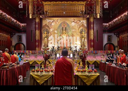 Sesión de oración por la mañana en el Salón de los Cien Dragones del Templo de la Reliquia de los Dientes de Buda en Chinatown, Singapur Foto de stock