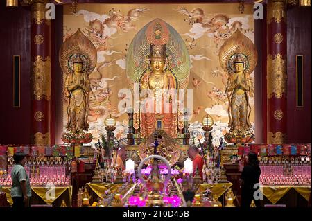 El Salón de los Cien Dragones en el Templo de la Reliquia de los Dientes de Buda cuenta con una imagen de Buda Maitreya sentada de 15 pies, flanqueada por 2 Bodhisattvas, Chinatown, Singapur Foto de stock
