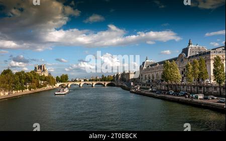 París (7º distrito). Vista sobre el Sena y Orsay y el museo del Louvre en el río Sena. Isla de Francia. Francia Foto de stock