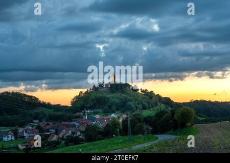 Puesta de sol detrás de Leuchtenburg en Turingia. Foto de stock
