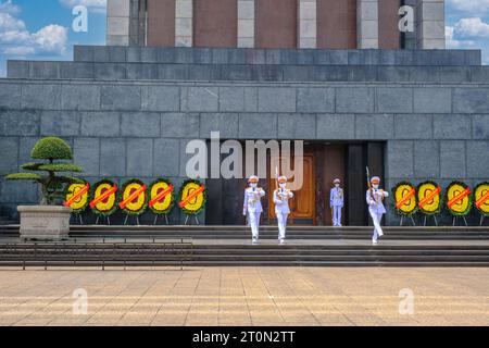 Hanoi, Vietnam. Ceremonia de cambio de guardia en el mausoleo de Ho Chi Minh. Foto de stock