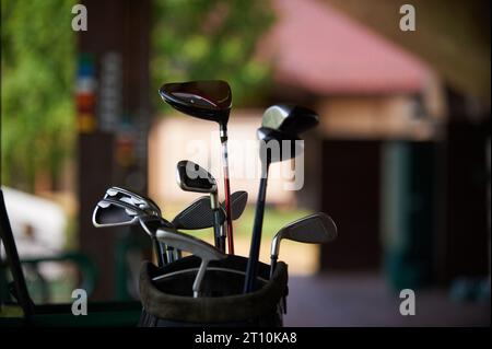 palos de golf en el fondo de un césped verde cerca Foto de stock