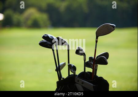 palos de golf en el fondo de un césped verde cerca Foto de stock
