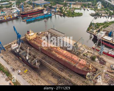 Reparación de buques cisterna en astillero seco, vista superior aérea Foto de stock