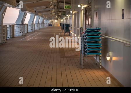 AIDA Bella cubierta del barco del lado del crucero con sillas apiladas en la cubierta por la noche Foto de stock