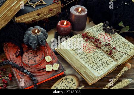 Pentagrama y símbolos del diablo con velas negras encendidas en la mesa de  madera de bruja. Fondo esotérico, gótico y oculto, concepto místico de  Halloween Fotografía de stock - Alamy