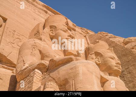 Statuen Pharao Ramses II, Felsentempel Abu Simbel, Ägypten Foto de stock