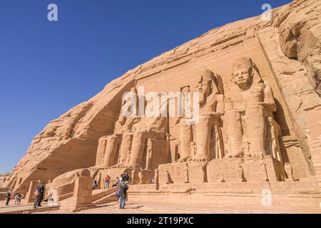 Statuen Pharao Ramses II, Felsentempel Abu Simbel, Ägypten Foto de stock