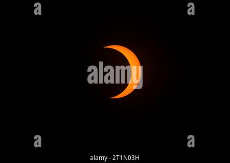 San Salvador, El Salvador. 14º de octubre de 2023. Un eclipse solar parcial se ve en San Salvador. Crédito: SOPA Images Limited/Alamy Live News Foto de stock