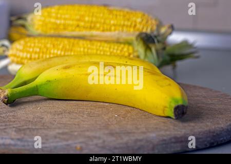 Dos plátanos en una tabla de madera con dos cabezas de maíz bandera israelí bajadas cerca de la embajada Foto de stock