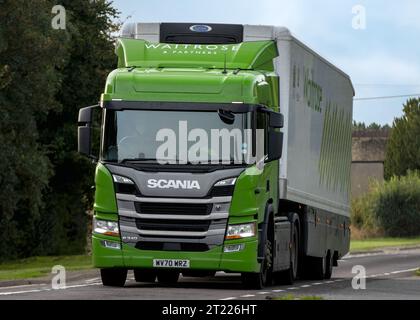 Bicester, Oxon., UK - 8 de octubre de 2023: Camión Scania alimentado con gas 2020 en colores Waitrose que conduce en una carretera de país Inglés. Foto de stock