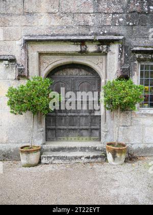 Puerta de entrada histórica de la casa solariega Lanhydrock en Cornualles Inglaterra Foto de stock