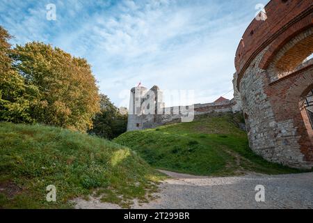 Castillo de Tenczyn en Rudno en el sendero de los nidos de las águilas. Una fortaleza muy bien situada. Kraków-Częstochowa Upland. Polonia Foto de stock